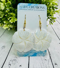 Load image into Gallery viewer, White Shell Flower Necklace &amp; Earrings Set
