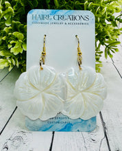 Load image into Gallery viewer, White Shell Flower Necklace &amp; Earrings Set
