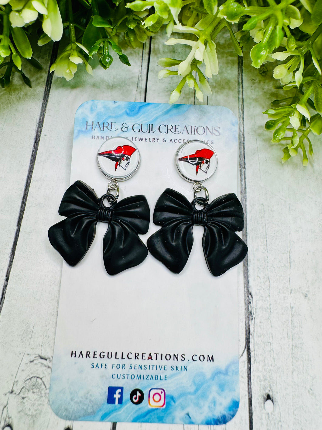 Perry Pirates Bow Dangles (black)