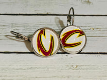Load image into Gallery viewer, Cleveland Cavs 14mm Glass Globe Leverbacks
