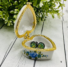 Load image into Gallery viewer, Vintage Floral Ceramic Trinket Box
